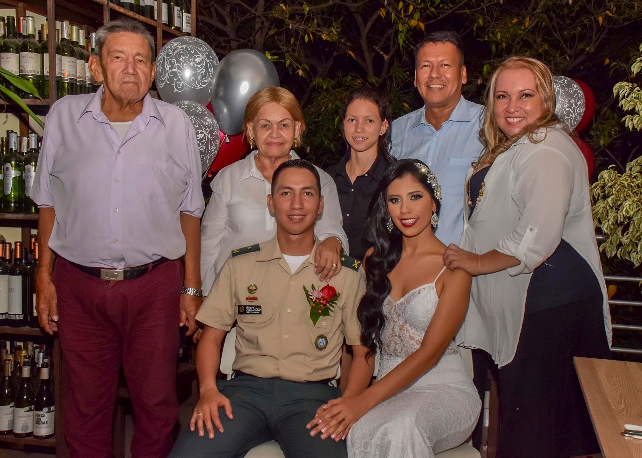 Héctor Pacheco, Emilia Puentes, Emily Osorio, Delio Osorio, Erica Pacheco y los recién casados.